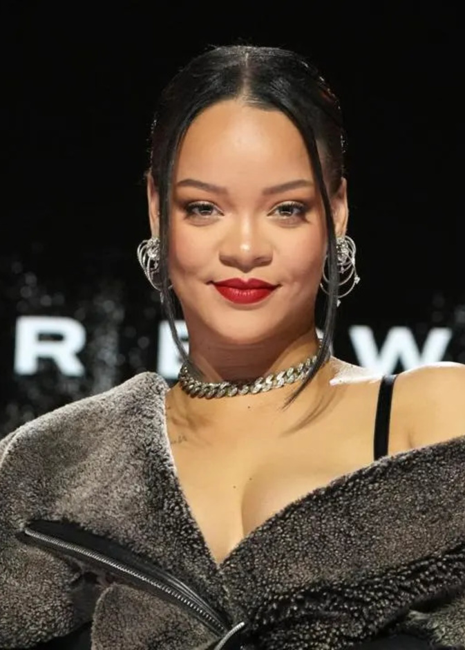 ريهانا تنفق 21 مليون دولار لشراء منزل فاخر في لوس أنجلوس بجانب منزلها القديم