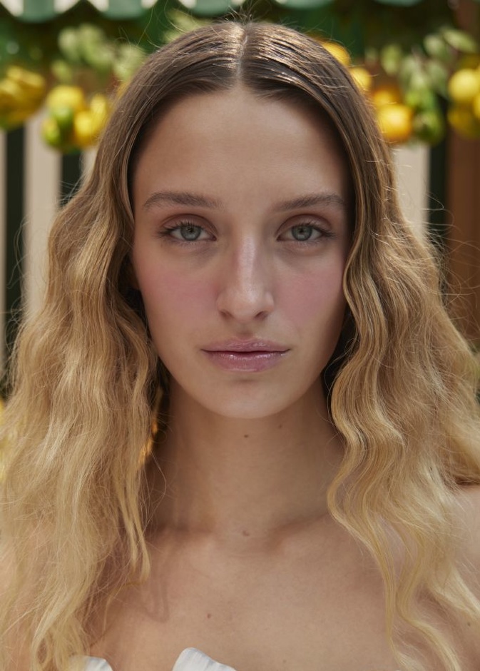 كيفية العناية بالشعر لتعزيز صحة البصيلات في فصل الصيف