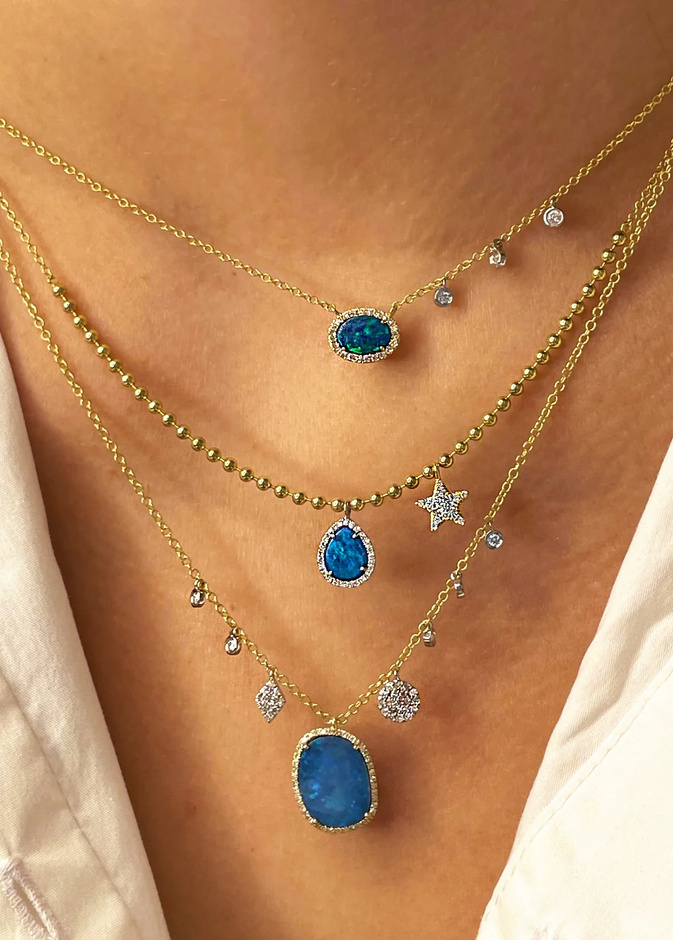 أحجار كريمة زرقاء راقية في اطلالة الصيف