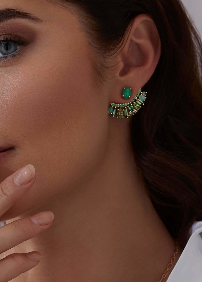 أقراط مرصعة بأحجار كريمة خضراء بينها الياقوت الأخضر من مجموعة Blaze لغرارد Garrard