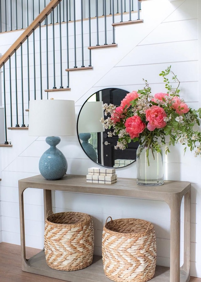 إناء من الورود تجمل مدخل المنزل الريفي