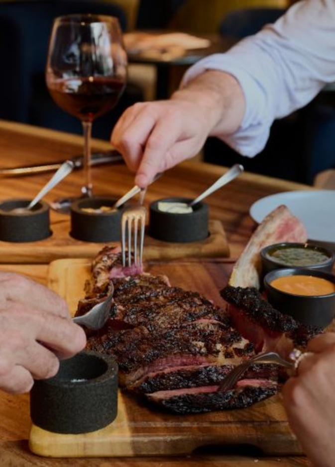 ابرز فعاليات عيد الاب في الامارات منها فعالية الطعام في Hunter & Barrel