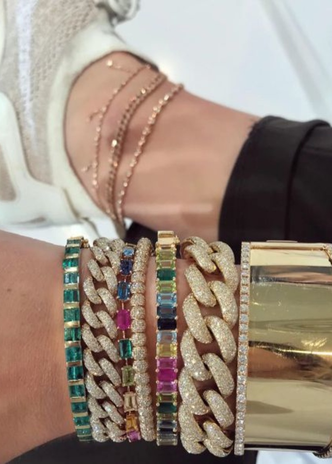 اعتمدي موضة أساور التنس الملونة الجريئة في اطلالة عيد الأضحى 2023