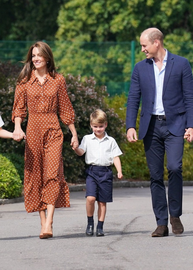 الأمير جورج Prince George of Wales والأميرة تشارلوت Princess Charlotte of Wales والأمير لويس Prince Louis of Wales