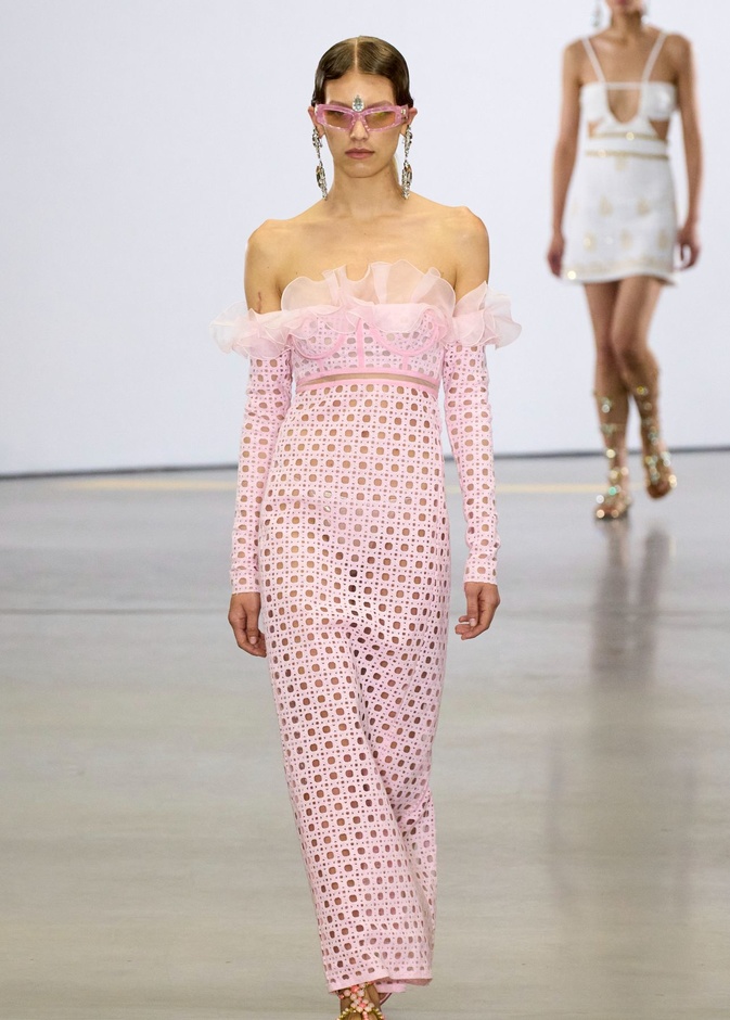 فستان "الأكتاف المكشوفة" هو نجم صيحات الموضة لهذا الصيف