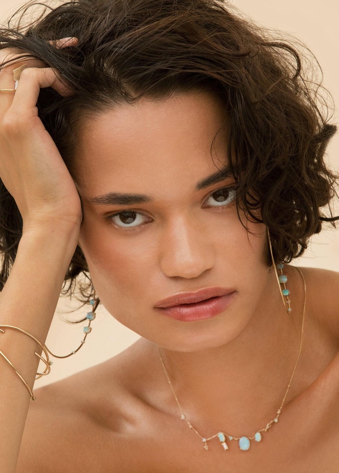 تألقي في رحلات الصيف بأجمل سلاسل أحجار كريمة