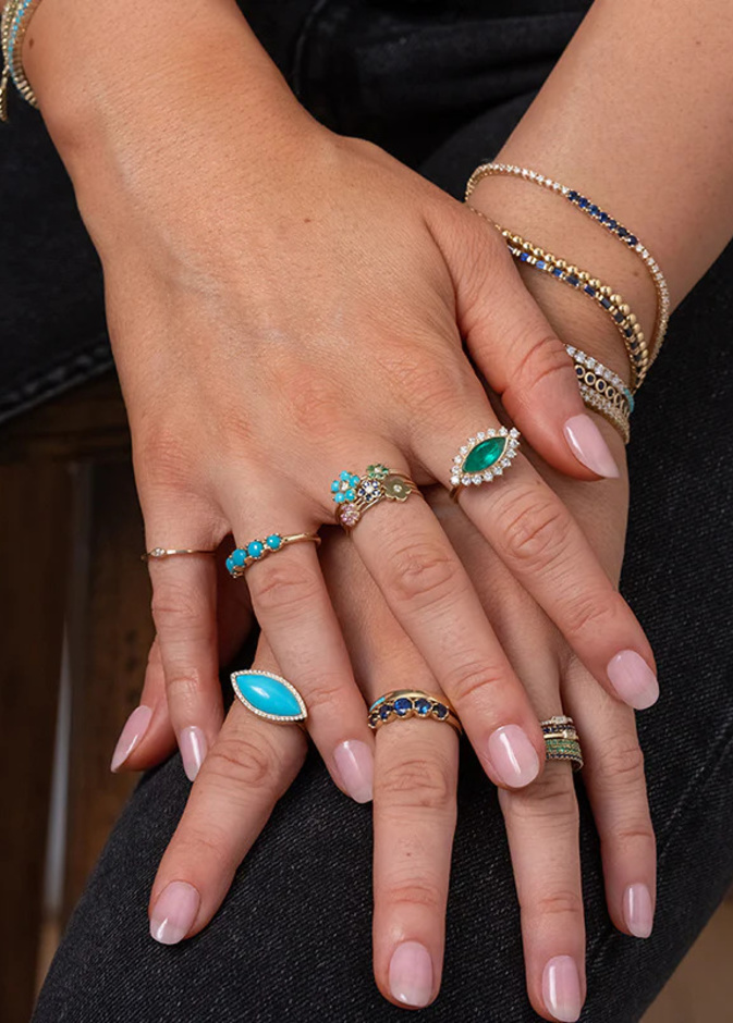 تكديس خواتم ذهب ناعمة في اطلالة عيد الأضحى
