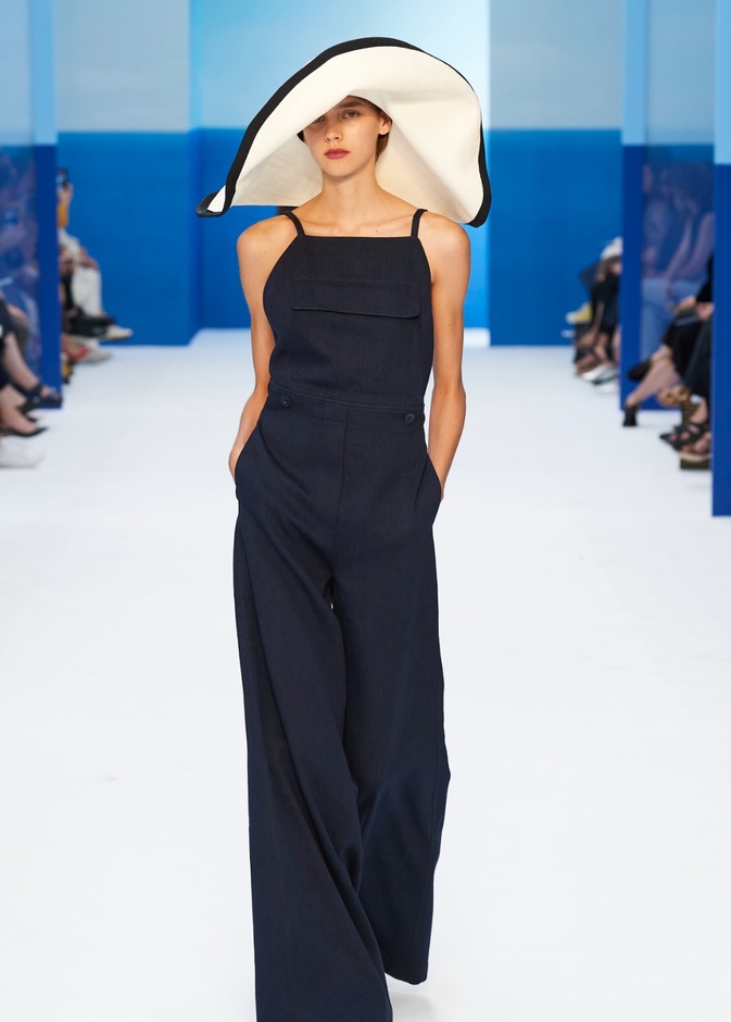 7 مجموعات برزت فيها إطلالات ملائمة للسفر خلال عروض ربيع وصيف 2023