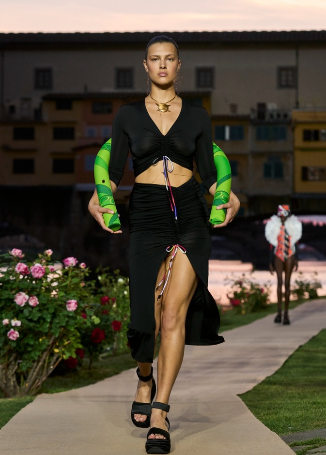 7 عروض أزياء شاهدنا فيها إطلالات ملائمة لبركة السباحة في ربيع وصيف 2023