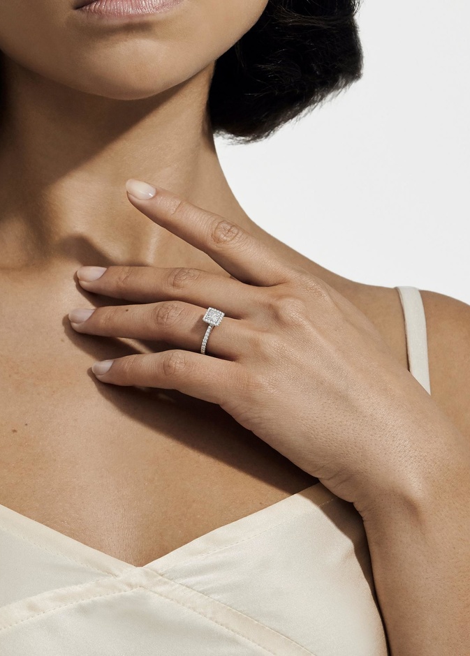 خاتم من مجموعة Aura من  توقيع دي بيرز De Beers والحجر مقصوص بقصة الأميرة