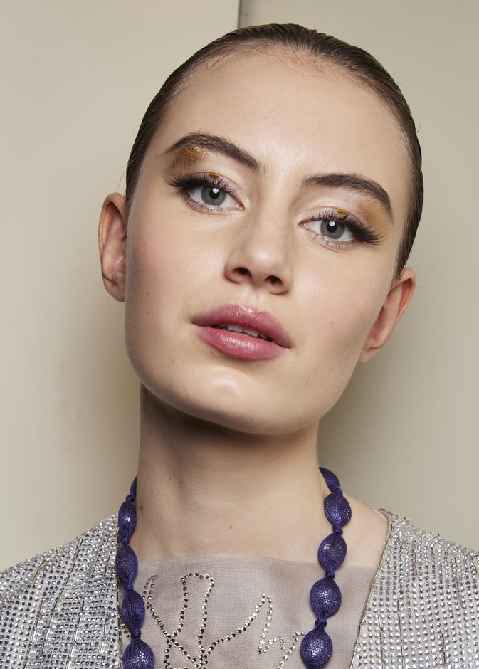 صيحات جمالية ذهبية وهندسية من وحي دار Giorgio Armani