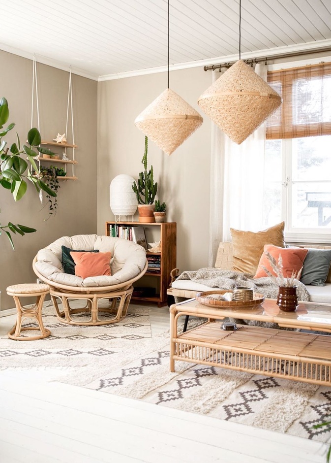 غرفة نوم صديقة للبيئة تتميز بالأثاث الخيزران وأحواض النباتات الخضراء