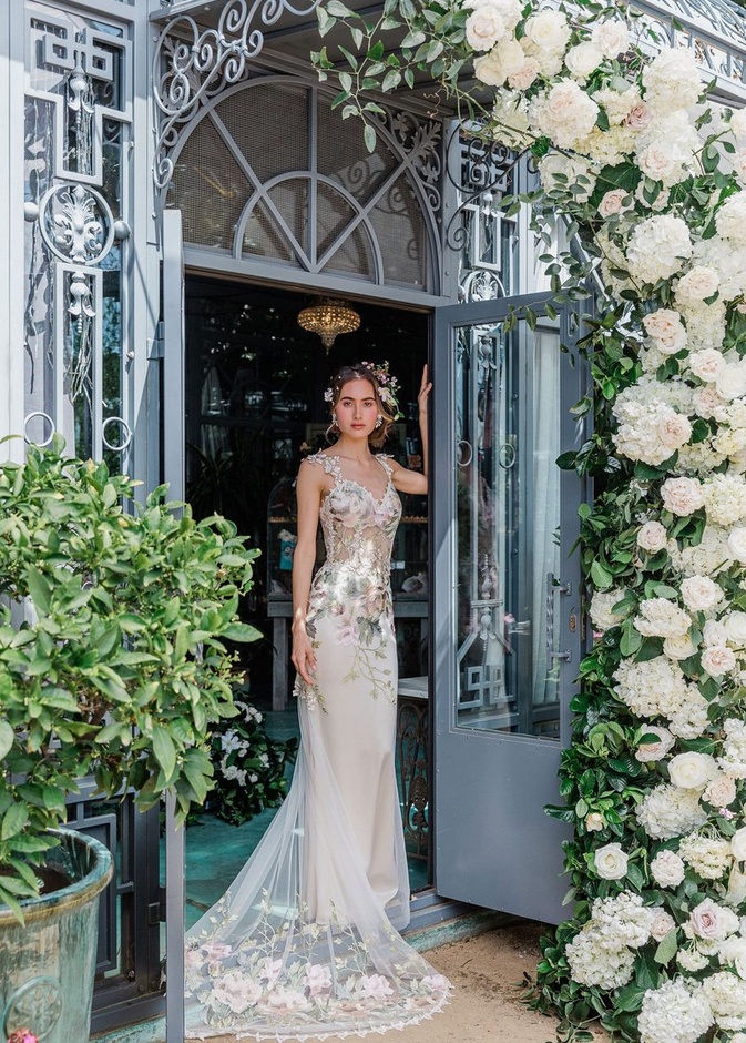 فساتين زفاف مطرزة بالورود@clairepettibone