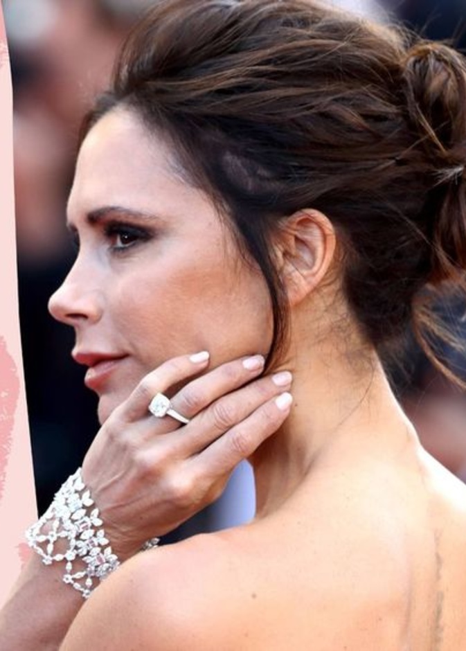 ها هي الخواتم الأيقونية التي زيّنت أنامل فيكتوريا بيكهام عبر السنين