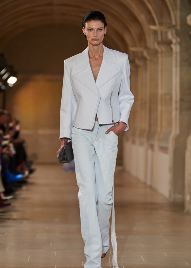 البناطيل الدنيم باللون الأبيض حاضرة في عروض الأزياء وتعشقها النجمات