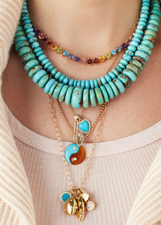 مجوهرات مصنوعة من الخرز الملون تعد إحدى صيحات صيف 2023