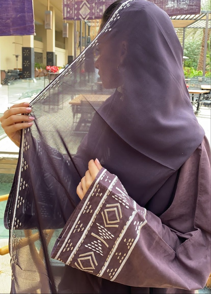 منيرة العقيل لـ هي .. التميز في الأزياء هو عدم التطرق للتقليد غير المناسب والتميز في هويتك الوطنية