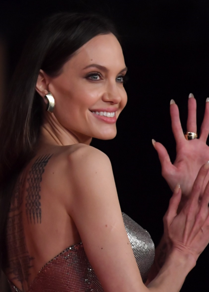 كيف جمعت أنجلينا جولي Angelina Jolie بين عشقها للمجوهرات والعمل الإنساني؟