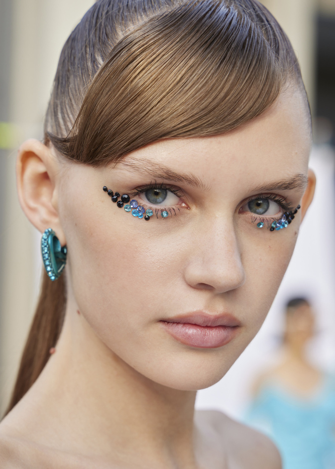 صيحة المكياج مع الأحجار الكريمة في صيف 2023
