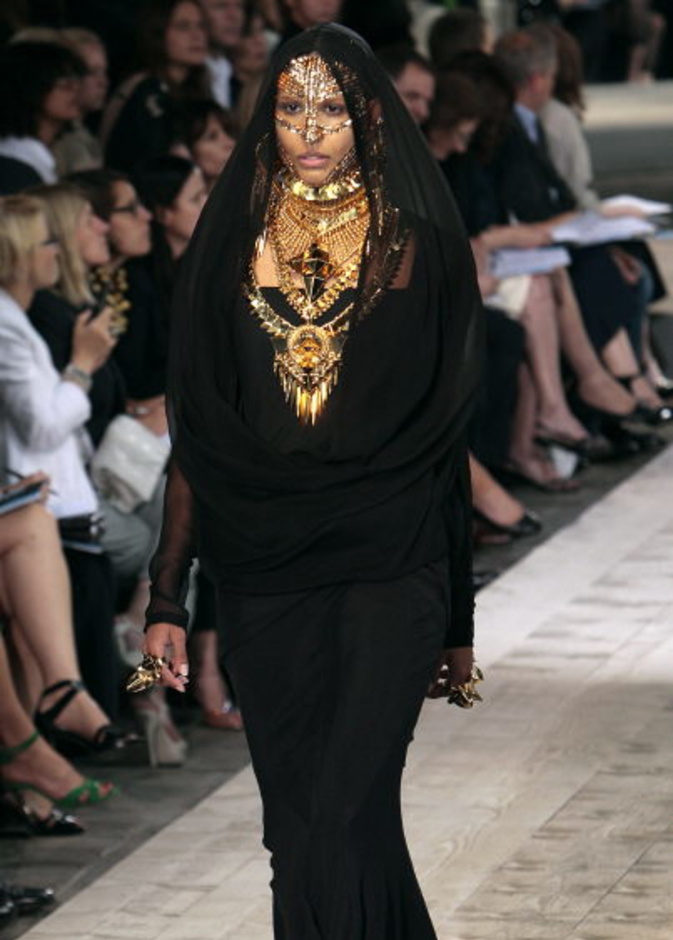 كيف ألهمت الحضارة الشرقية والمدن العربية الموضة؟