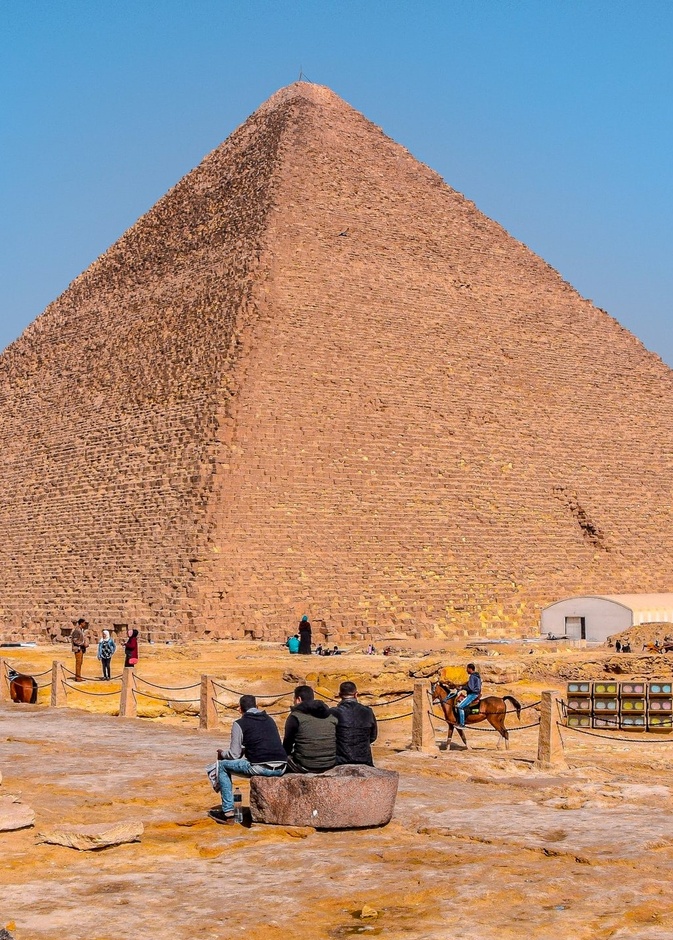 هرم خوفو (2.58 مليون متر مكعب)