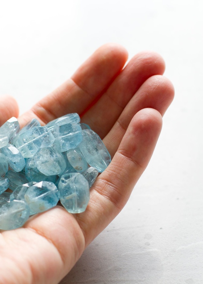 يتمتّع حجر الأكوامارين بلون أزرق آسر