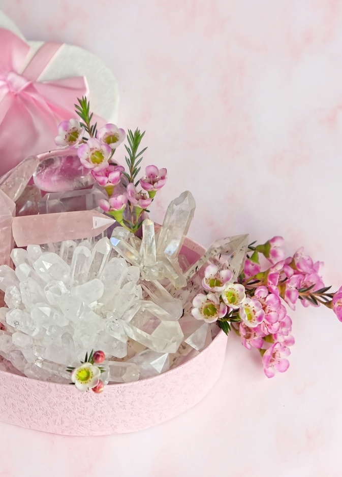 يرتبط حجر الكوارتز الوردي بمشاعر الحب والعواطف