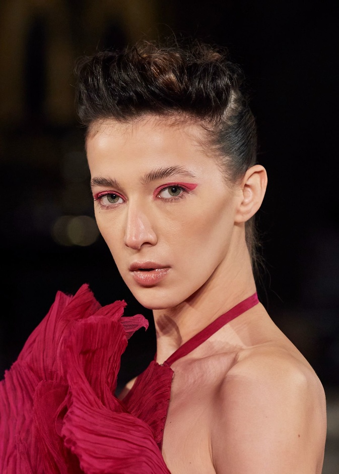  أفكار مكياج يناسب فستان احمر هي الأكثر جمالًا لهذا الصيف