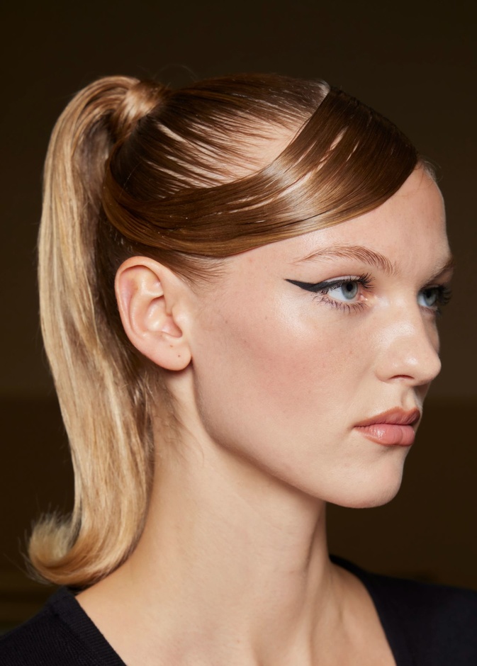 طريقة وضع مكياج عيون ناعم مع الآيلاينر الأسود لعيد الأضحى 2023