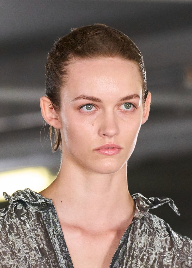 كيف تحمين بشرتك من الأشعة فوق البنفسجية والجفاف أثناء السفر بالطائرة؟