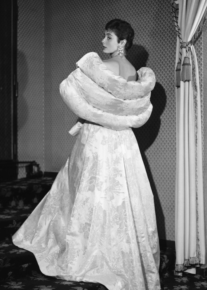 تصميم جان لونفان من مجموعة خريف وشتاء 1955.1956