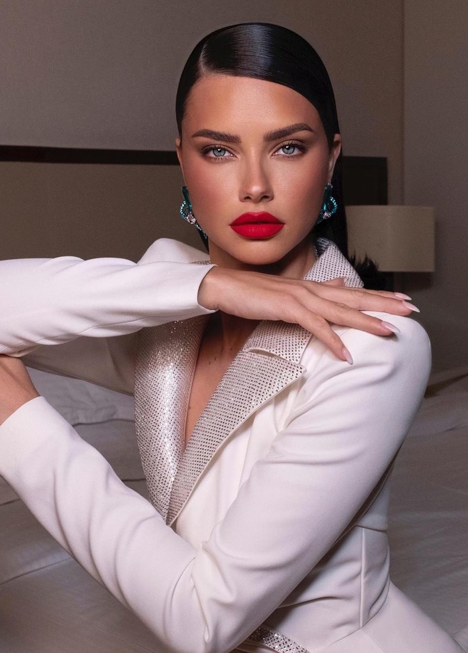 كيف تٌبرز أدريانا ليما Adriana Lima‏ جمالها بقطع مجوهراتها الساحرة؟