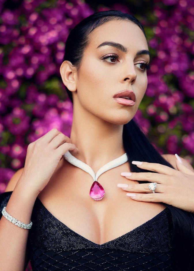 تبادل إطلالات ومجوهرات بين جورجينا رودريغيز ونور الغندور