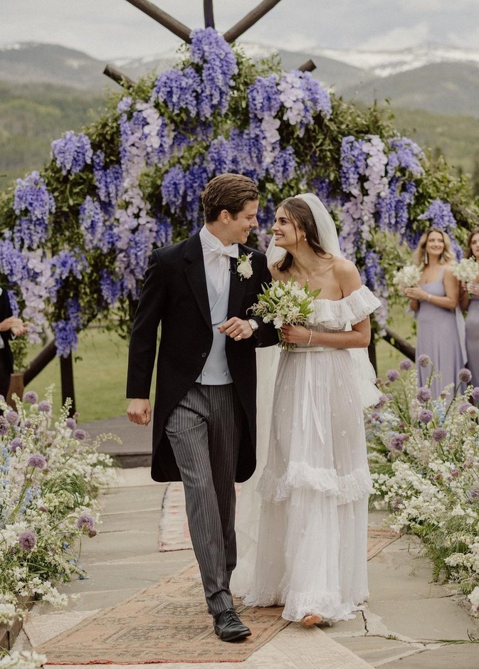 ما هي قطعة المجوهرات التي خطفت الأنظار يوم زفاف عارضة الأزياء تايلور هيل Taylor Hill؟