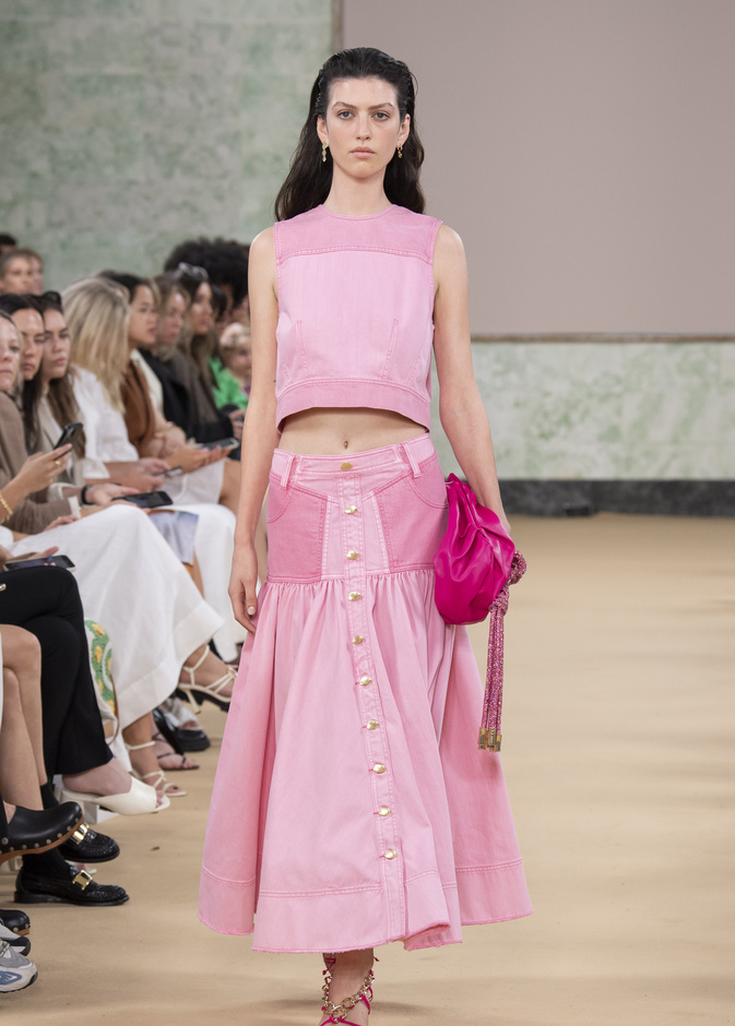 التنانير منخفضة الخصر أحدث صيحات الموضة