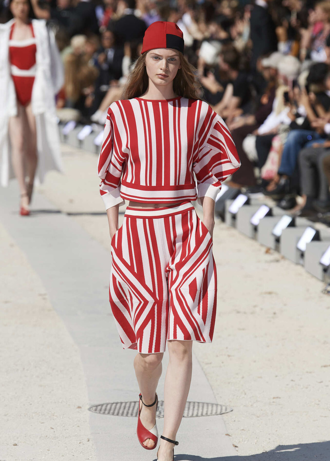 أجمل إطلالات السفر مع شورتات البرمودا