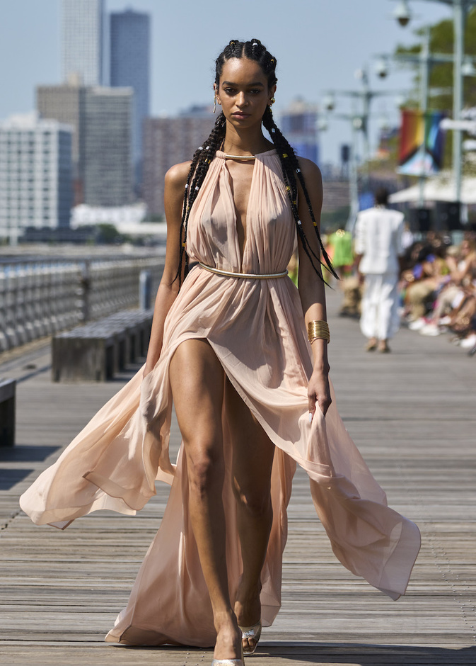 ميكونوس أحد أبرز الوجهات الصيفية.. إليك بعض أفكار الاطلالات الملائمة لهذه الوجهة