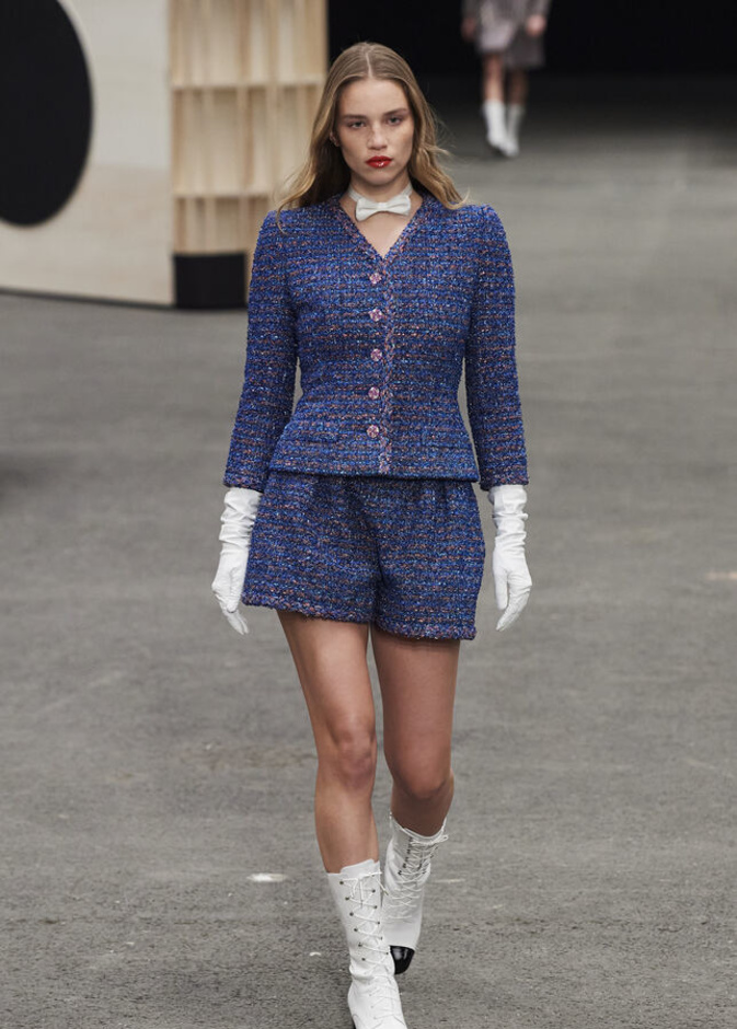 إطلالة كاجوال شيك لافتة من CHANEL