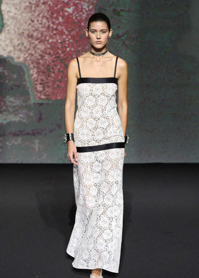فستان أبيض وأسود كلاسيكي أنيق من CHANEL