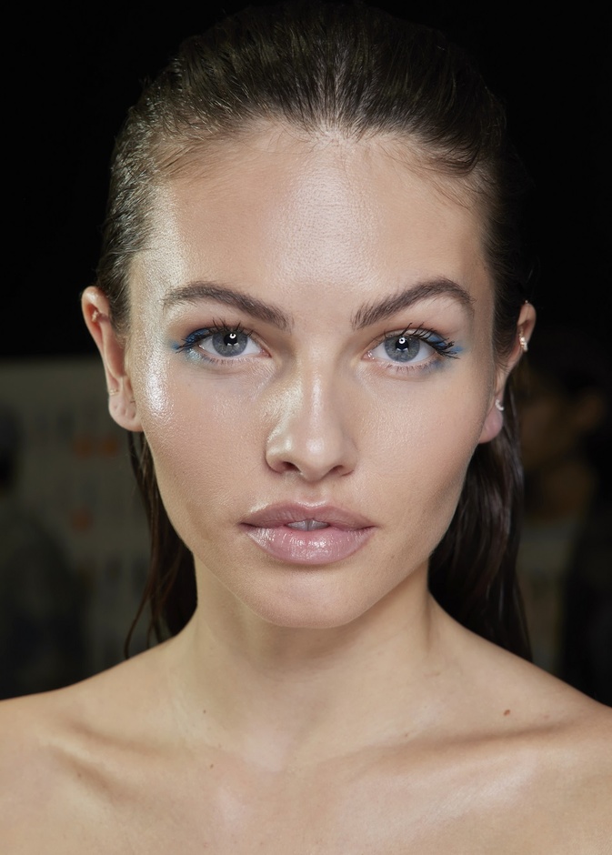 أقنعة "إل إي دي" LED.. ما هي وكيف تفيد البشرة