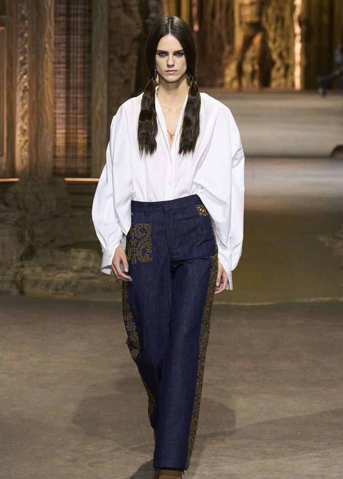 ملابس يمكنك ارتداؤها في المكتب بعيداً عن الكلاسيكية