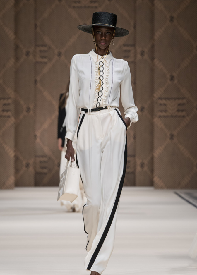 إطلالة من Elisabetta Franchi