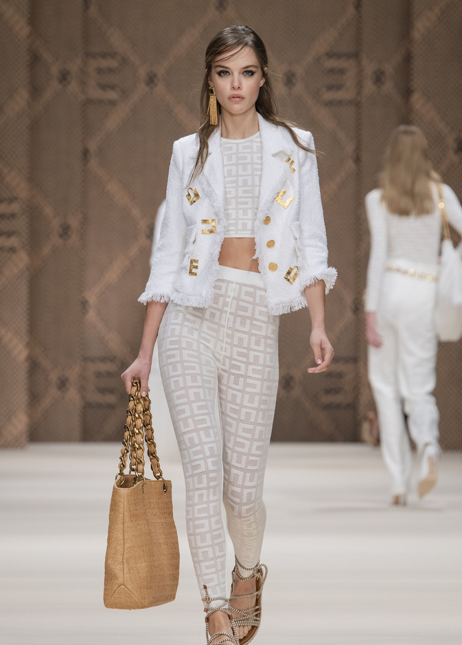 إطلالات باللون الأبيض لعطلة الصيف