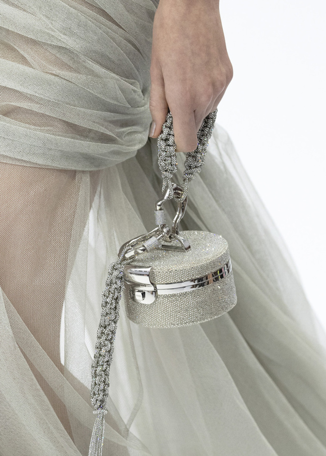 موضة الأكسسوارات الفضية تضفي الأناقة في صيف 2023