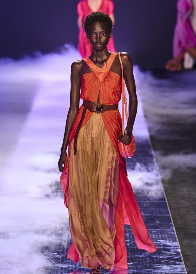 إطلالة من Alberta Ferretti بالبرتقالي 