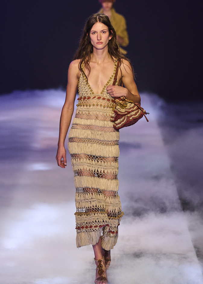 من الكروشيه إلى الموّرد.. دليلك الكامل لأبرز موديلات الفساتين لهذا الصيف