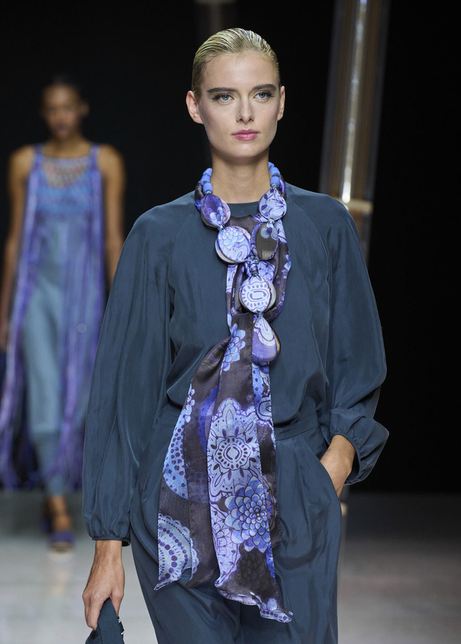 موضة السكارف الحريري عنوان أناقتك هذا الصيف