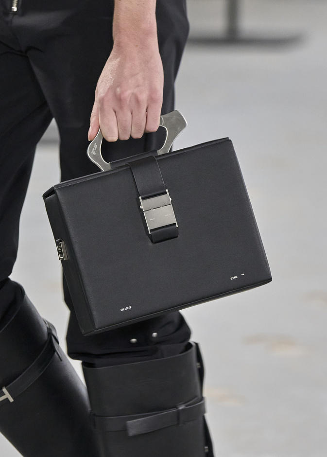 الحقائب العصرية مع مسكة اليد الصغيرة لا غنى عنها في خزانتك