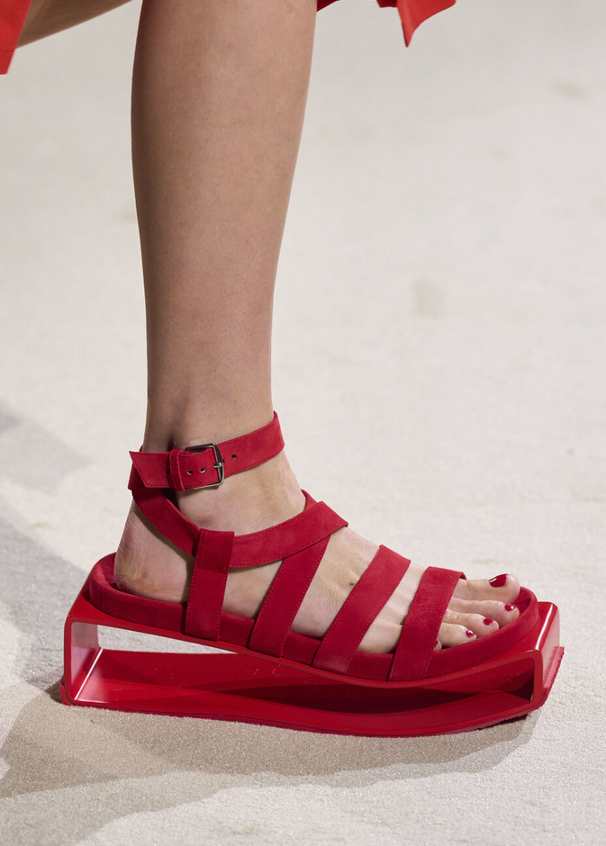 موديلات أحذية مسطحة رائجة في عطلة صيف 2023