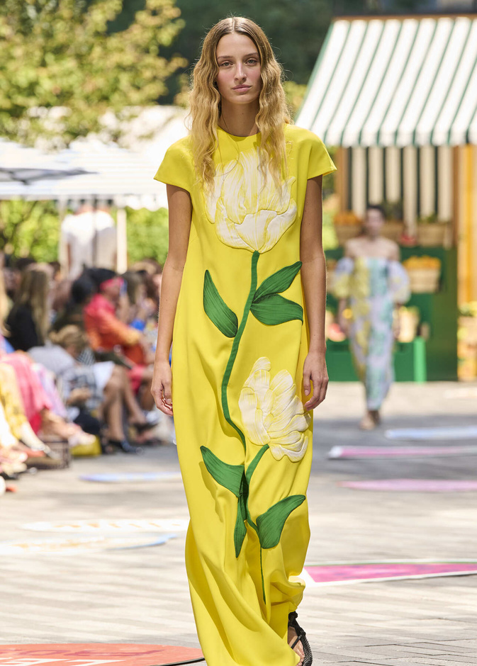 تألقي على الشاطئ بأجمل صيحات الفساتين الصفراء